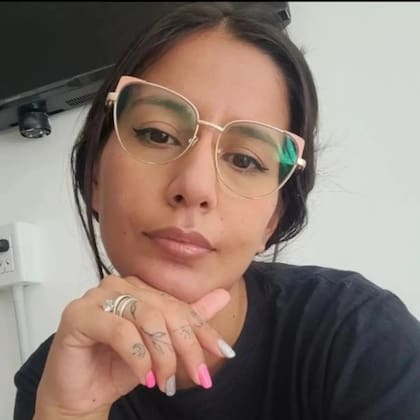 Cecilia Strzyzowski, con el anillo que le regaló César Sena cuando se casaron