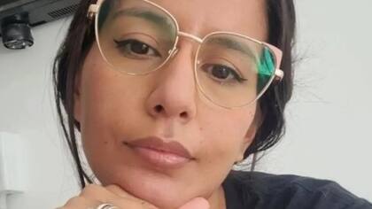 Cecilia Strzyzowski, con el anillo que le regaló César Sena cuando se casaron