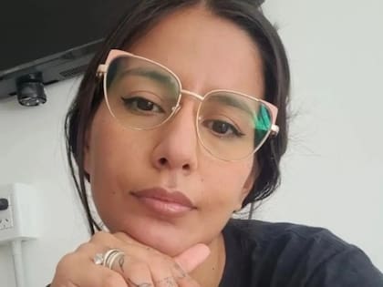 Cecilia Strzyzowski, con el anillo que le regaló César Sena cuando se casaron