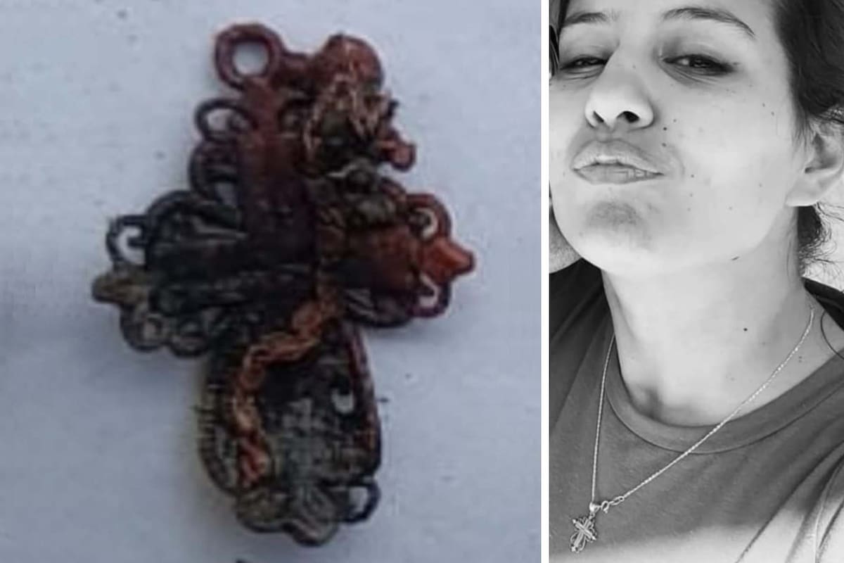 Cecilia Strzyzowski, con el dije en el cuello y el objeto quemado que apareció en un rastrillaje policial