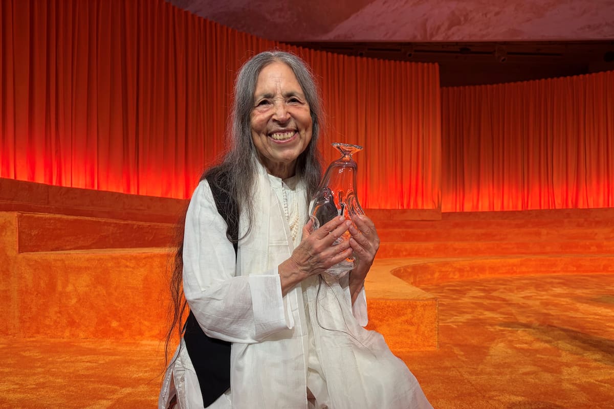 Cecilia Vicuña con su premio otorgado por Art Basel