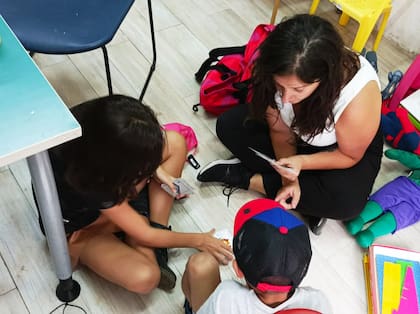 Cecilia y sus hijos, en unas de las primeras vinculaciones. "Ya había abandonado la fantasía del arrullo a upa y las primeras palabras o pasos. Veía en el futuro juegos, escolaridad, charlas, películas y otro tipo de primeras veces", comparte