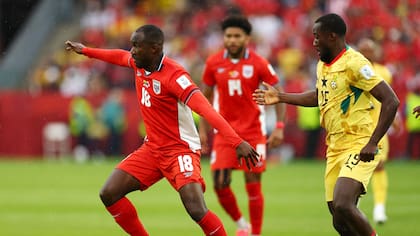 Cecilio Waterman (18) tuvo la primera chance de gol del partido para Panamá; lo persigue Elisha Owusu, de Ghana