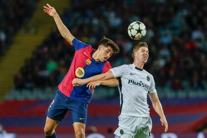 Cedric Itten del Young Boys salta para cabecear el balón junto a Pau Cubarsí en el duelo de Liga de Campeones el martes 1 de octubre del 2024. (AP Foto/Joan Monfort)