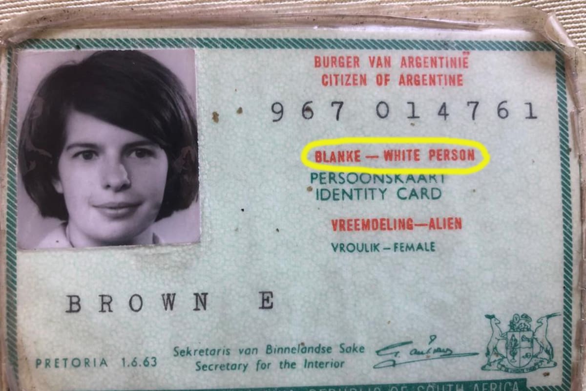 Cédula de identidad sudafricana de Naón Roca, donde se la identifica como "White person".