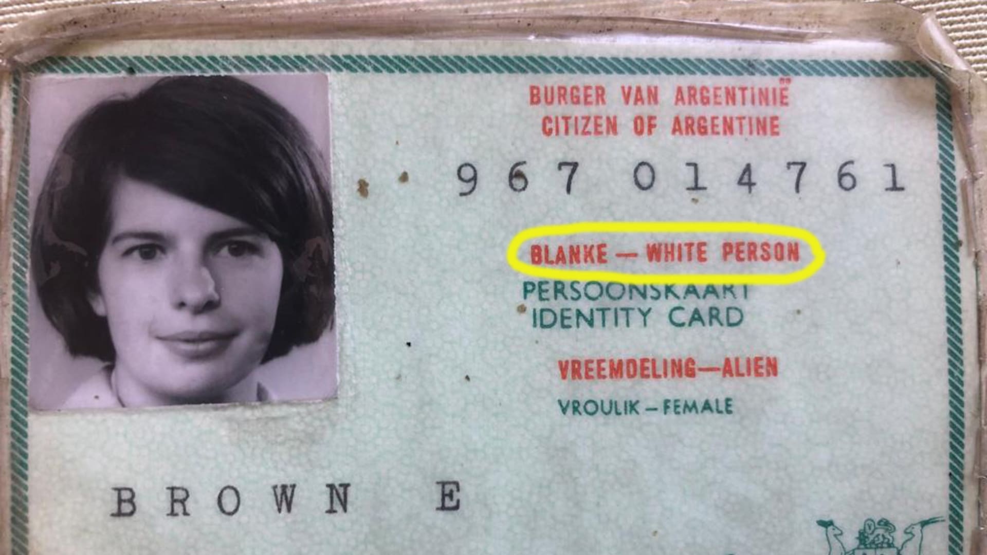Cédula de identidad sudafricana de Naón Roca, donde se la identifica como "White person".
