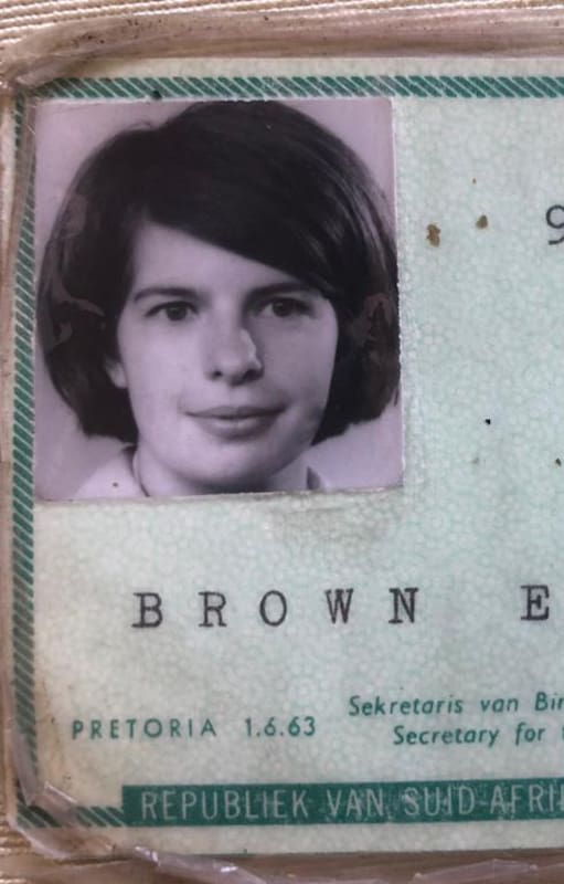 Cédula de identidad sudafricana de Naón Roca, donde se la identifica como "White person".