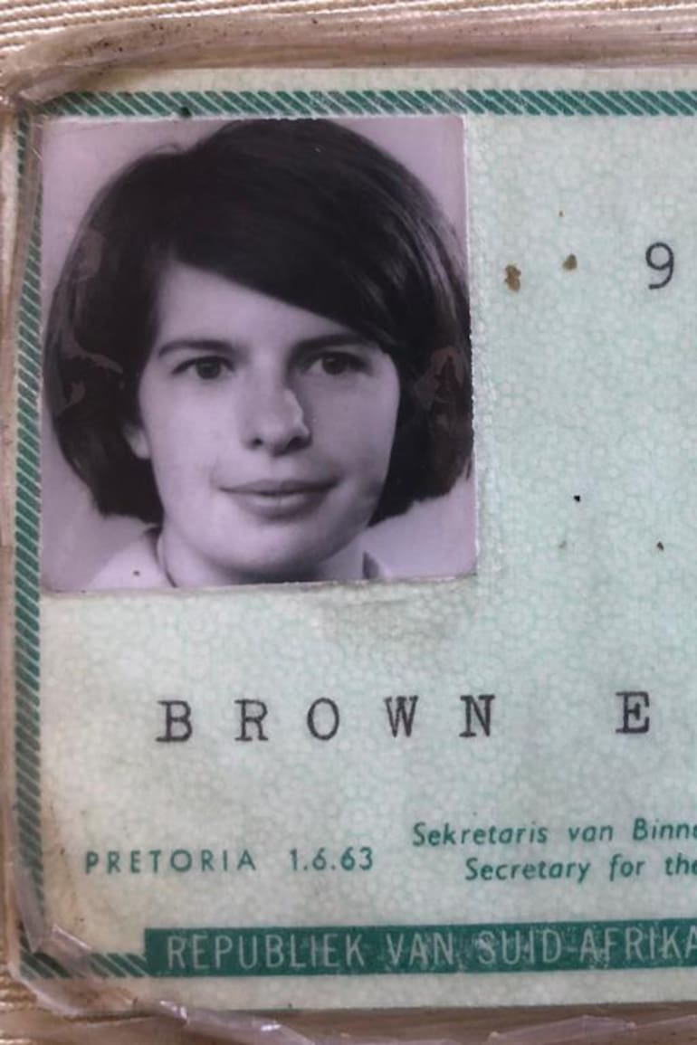 Cédula de identidad sudafricana de Naón Roca, donde se la identifica como "White person".