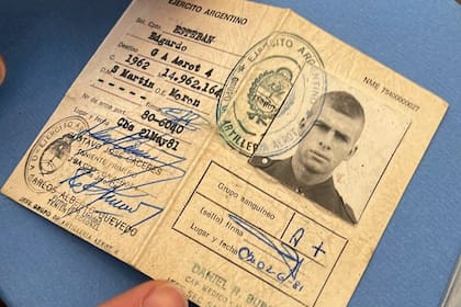 Cédula militar de Edgardo Esteban, veterano de guerra y director del Museo Malvinas