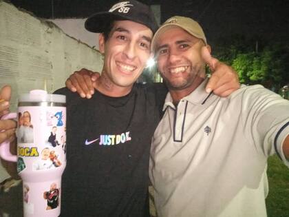 Cejas, a la izquierda, junto a uno de sus amigos durante la última Navidad
