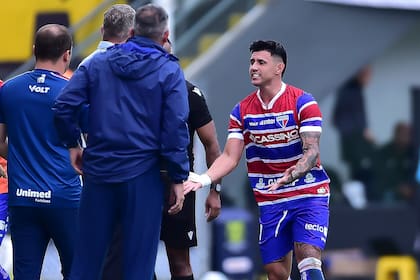 Celebra Adam Bareiro con Martín Palermo, de espaldas y junto con el cuerpo técnico