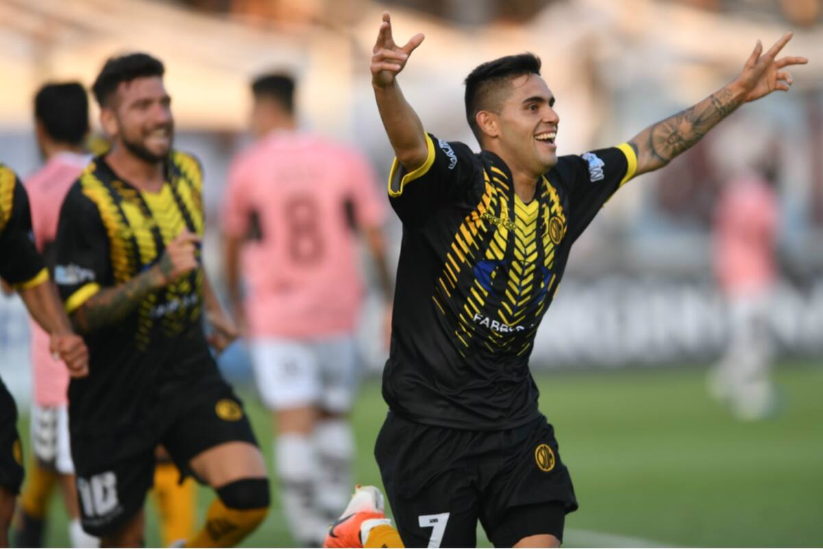 Celebra Distaulo, autor del 1-0 de Deportivo Madryn para la victoria sobre Platense en Caseros