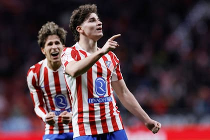 Celebra Julián Álvarez y se le suma Giuliano Simeone tras el 4-0 de Atlético de Madrid a Barcelona, por la ida de las semifinales de la Copa del Rey
