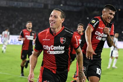 Celebra Lema; más atrás, Castro, los autores de los goles de Newell's
