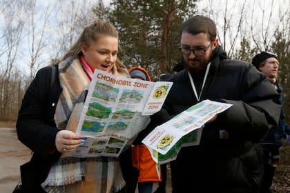 Dos turistas estudian los mapas de la ciudad. Pripyat fue puesta en valor como destino turístico tras la exitosa serie de HBO sobre la tragedia de Chernobyl
