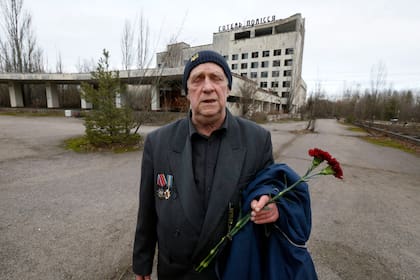 Olexander Zaberchenko, un antiguo residente de la ciudad, lleva dos flores para la celebración