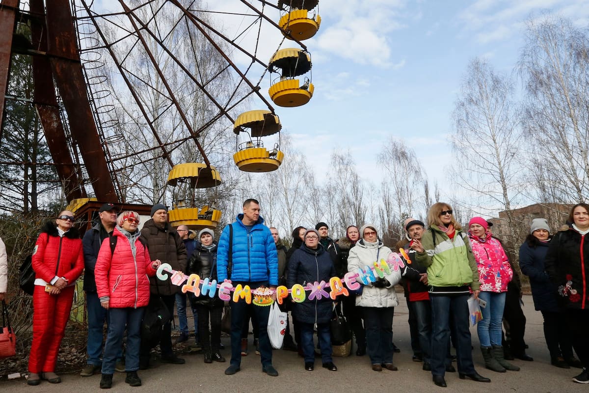 Celebración de los cincuenta años de la ciudad de Pripyat, turistas y viejos habitantes se reúnen en lo que resta de la ciudad abandonada luego del desastre nuclear de Chernobyl en el año 1986