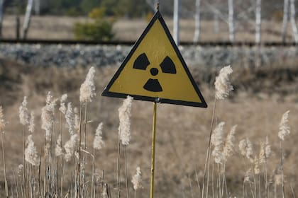 Un cartel con la advertencia de radiación se erige como recuerdo de los peores días de la ciudad