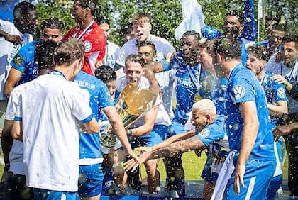 Celebración de Makkabi Berlin con la copa de campeón