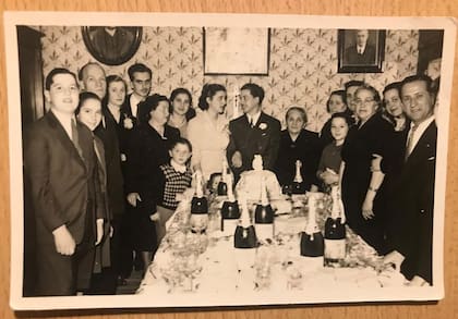 Celebración del compromiso de Piru y Víctor, un amor que lleva siete décadas