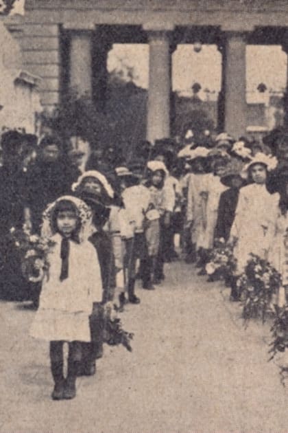 Celebración del Día de los Difuntos en el Cementerio de Recoleta, hace aproximadamente 100 años