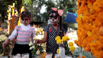 La celebración del Día de los Muertos en México se origina en ritos prehispánicos, que luego fueron absorbidos por el cristianismo