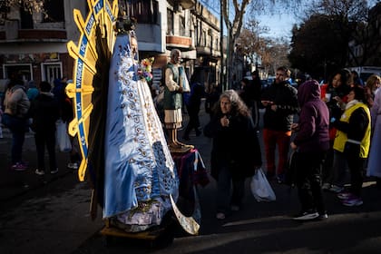 Celebración del día de San Cayetano, frente al santuario de Liniers