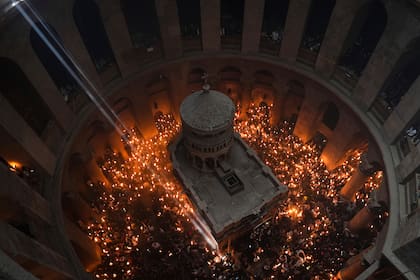 Celebración en torno del Edículo, el lugar venerado como la tumba de Jesucristo en la Basílica del Santo Sepulcro