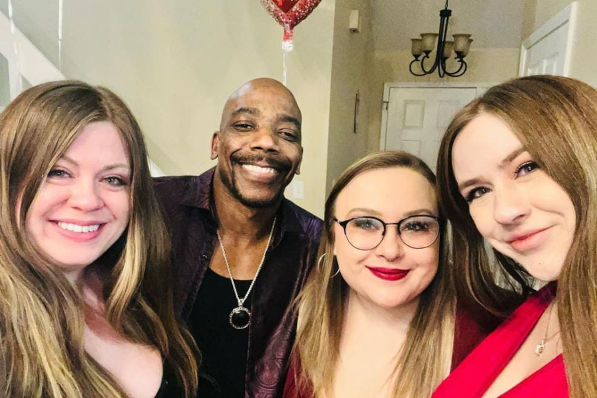 "Celebraciones previas al Día de San Valentín con los amores de mi vida" comparte Nick Davis en el perfil de la familia - Imagen: Instagram