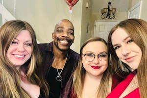"Celebraciones previas al Día de San Valentín con los amores de mi vida" comparte Nick Davis en el perfil de la familia - Imagen: Instagram
