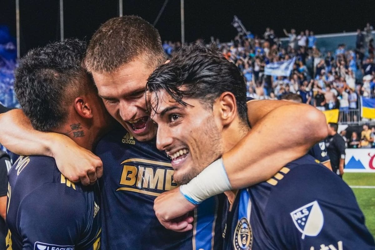 Celebran los jugadores de Philadelphia Unions, entre ellos el argentino Julián Carranza (a la derecha)