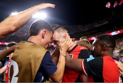 Celebrando el agónico empate y la clasificación a 16avos de final.