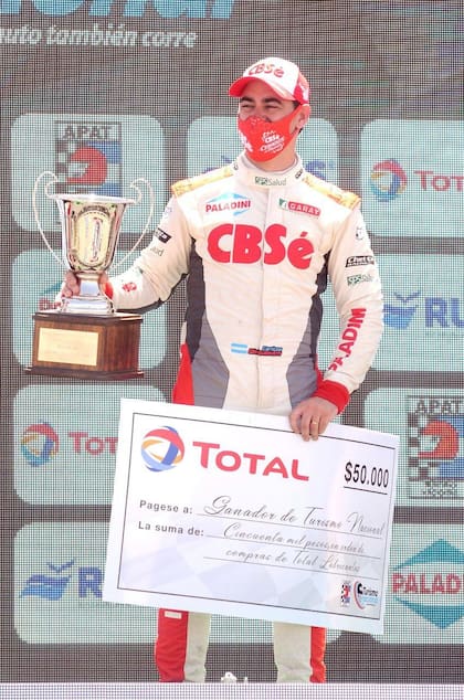 Celebrando un triunfo en Turismo Nacional en 2022. Fue campeón de esa categoría, que es donde más podios y triunfos obtuvo