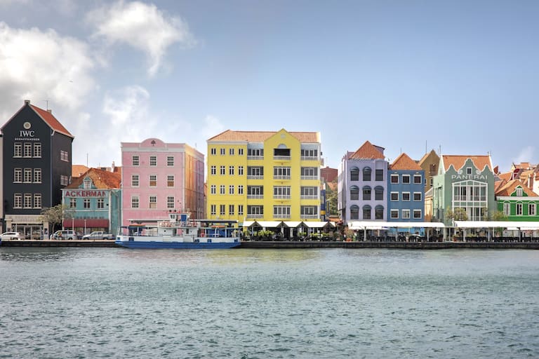 Célebre paseo de Handelskade con su arquitectura neerlandesa, frente a la Bahía de Santa Ana
