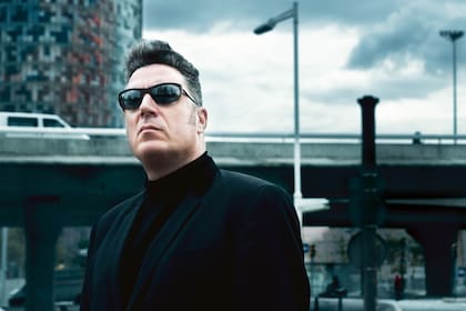 Célebre por sus conciertos incendiarios, el eterno rockero barcelonés se reinventó en la poesía contemporánea, el cine y el periodismo solo para regresar con aún más energía a las guitarras eléctricas