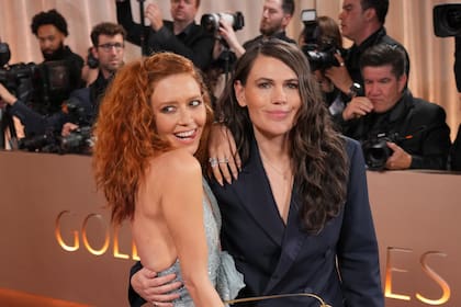 Celebridades lucen prendedores contra ICE en la alfombra roja de los Globos de Oro