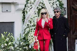 Celebridades y público dan el último adiós al icónico Valentino en su funeral en Roma