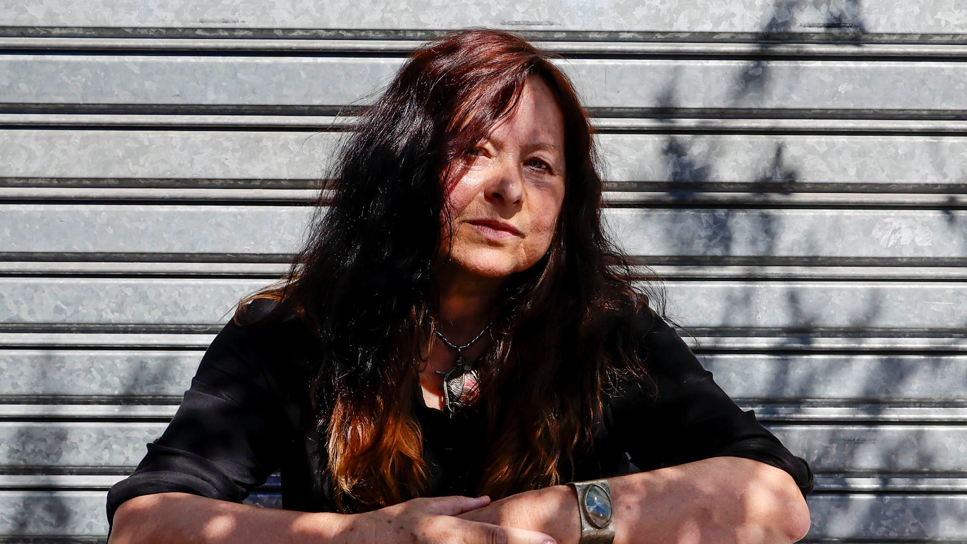 Los mandamientos de Carballo, solicitó al cronista no hablar sobre su vida privada y al fotógrafo que la retratase con la señalética de la esquina emblemática de su barrio natal