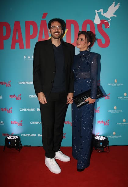 Celeste Cid, radiante con un diseño Gorof de brillos y transparencias, posó de la mano junto a su pareja, Santiago Korovsky, quien se mostró algo nervioso frente a las cámaras