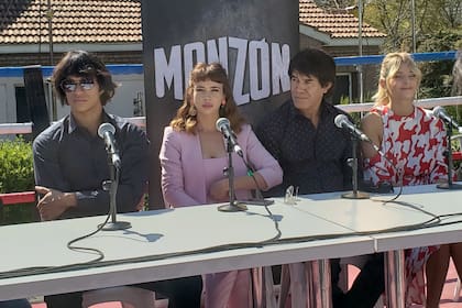 Celeste Cid, rodeada por los actores que representarán a Carlos Monzón