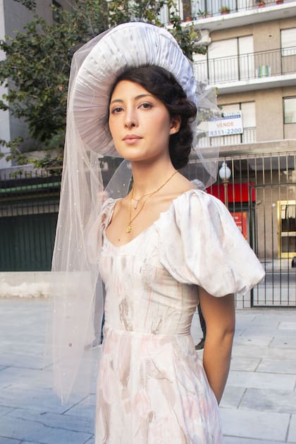 Celeste, de la Sociedad Victoriana Argentina, con un sombrero hecho por ella