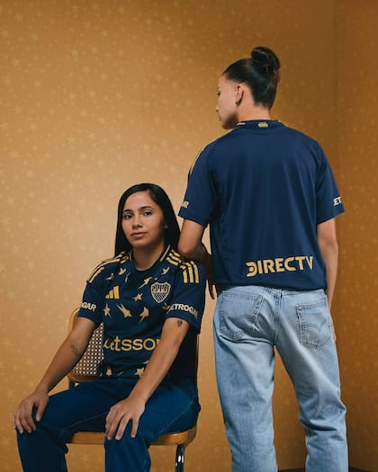 Celeste Dos Santos y Julieta Martínez con la nueva camiseta de Boca Juniors