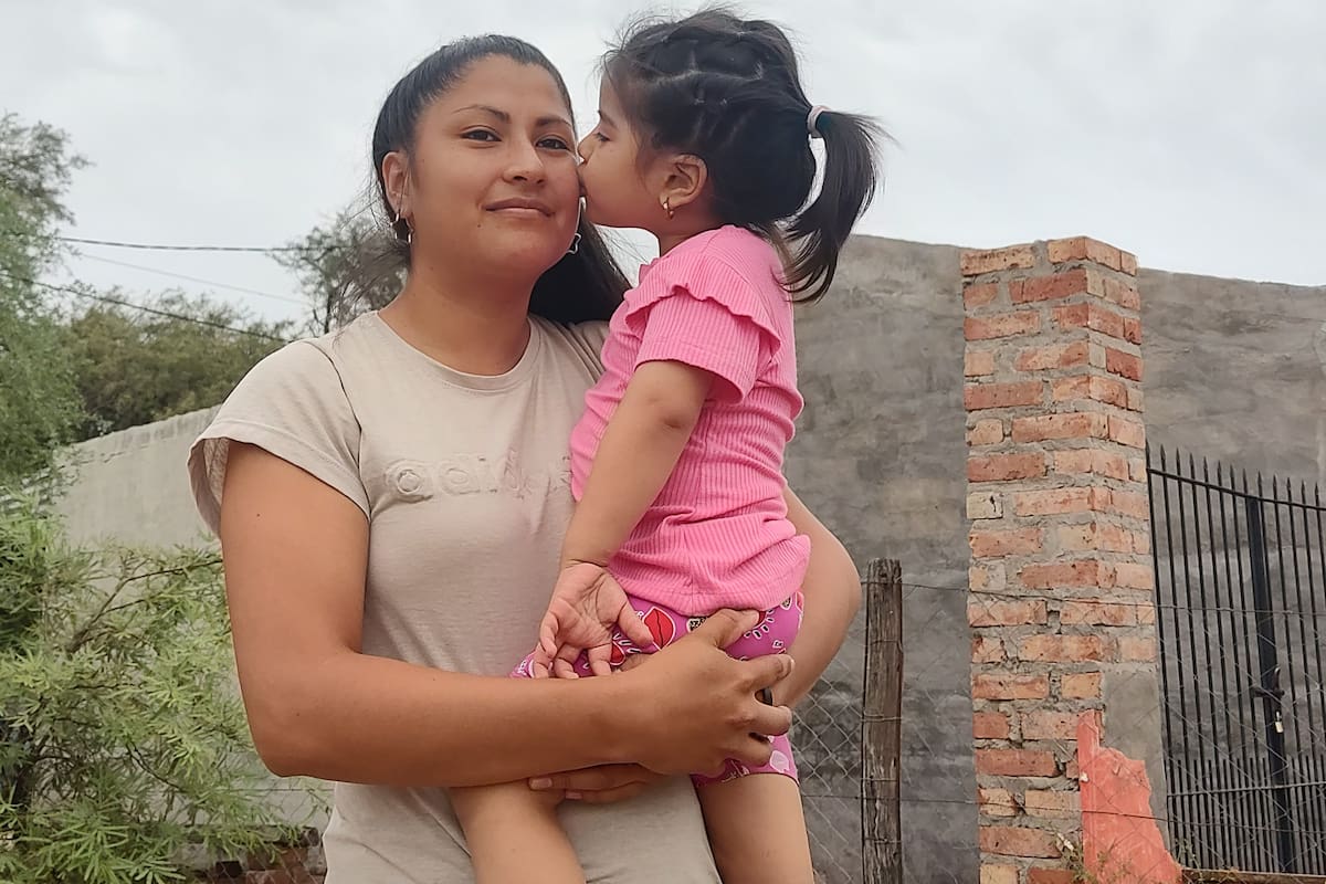 Celeste Gómez junto a su hija de tres años: "Quiero terminar la carrera de maestra"