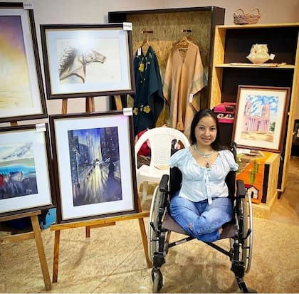 Celeste Moya y algunas de sus creaciones que comparte en Instagram