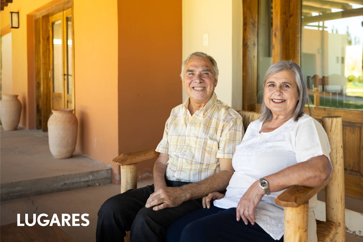 Celestino Martínez y Liliana Etze en la posada que construyeron al pie de los Andes sanjuaninos