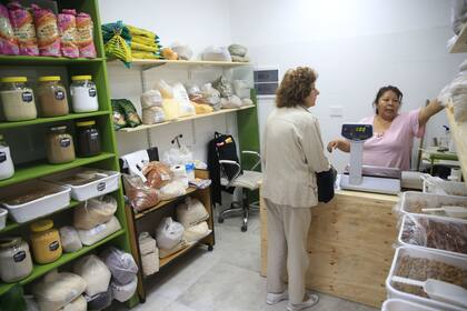 Celia atiende su dietética
