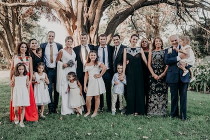Celia es oriunda de Azul y forma parte de una familia de cinco hermanos, numerosos tíos y primos. Cumplió su sueño de casarse en el campo.