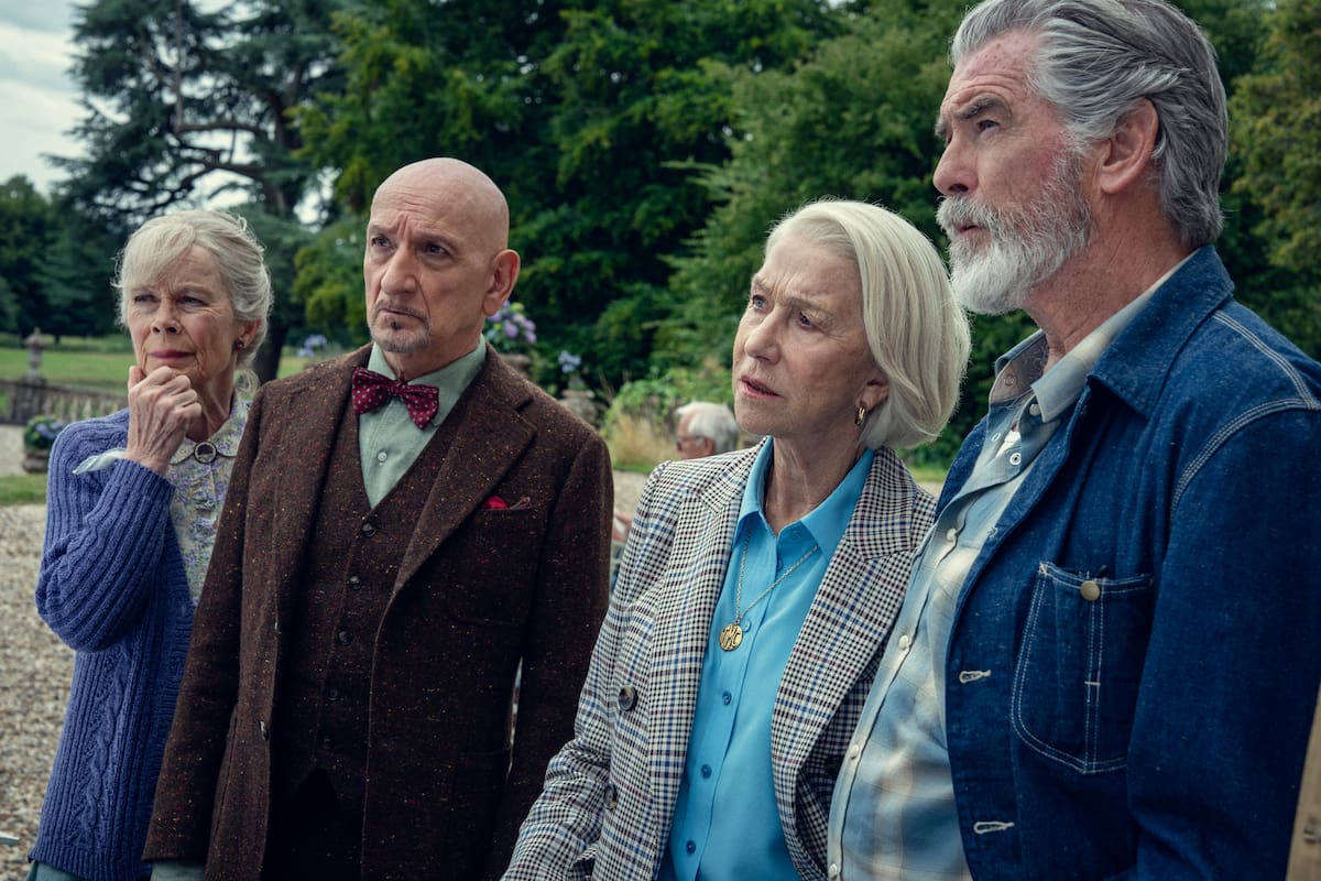 Celia Imrie, Ben Kingsley, Helen Mirren y Pierce Brosnan en El club del crimen de los jueves