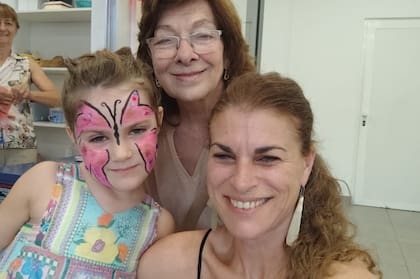 Celia, junto a su madre y a su hija.