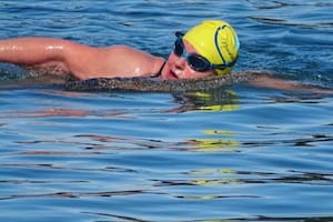 La nadadora de 70 años que descubrió su pasión en las aguas frías por un dolor de espalda